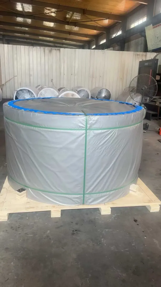 Wrapped conveyor belt roll secured on a wooden support